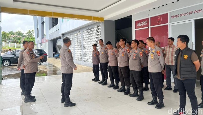 Polres Parepare saat mengecek kondisi Stadion Gelora BJ Habibie menjelang laga PSM Vs PSBS Biak.