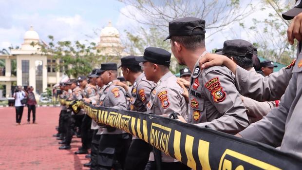 Polres Rohil menggelar simulasi pengamanan markas dan kota.