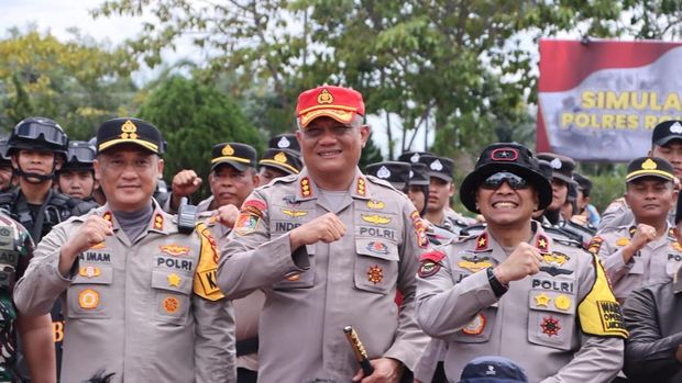 Polres Rohil menggelar simulasi pengamanan markas dan kota.