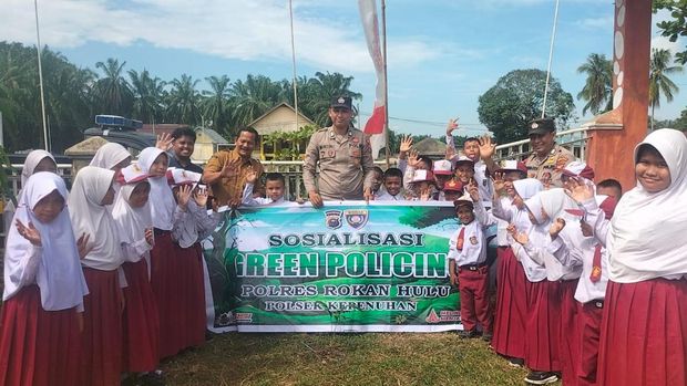 Polres Rohul menanam pohon di 26 titik, mulai dari sekolah hingga rumah ibadah.