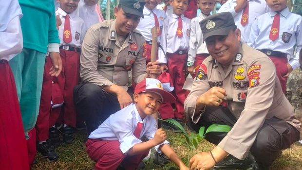 Polres Rohul menanam pohon di 26 titik, mulai dari sekolah hingga rumah ibadah.