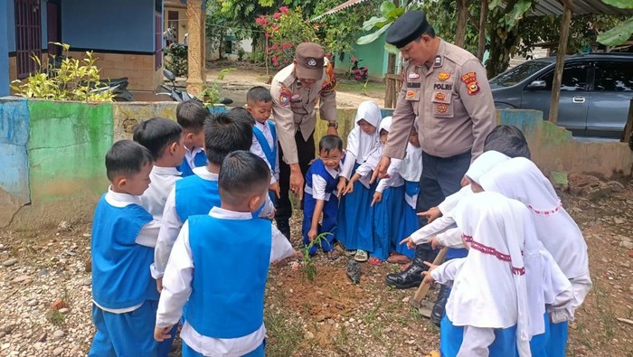 Polres Rohul menanam pohon di 26 titik, mulai dari sekolah hingga rumah ibadah.