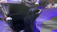 Fox 350 dibekali sistem baterai dan motor listrik yang tangguh, efisien, dan aman untuk mendukung mobilitas aktif sehari penuh. Dengan waktu pengisian daya 0–100% hanya dalam 4–5 jam melalui daya input 800 Watt, pengendara dapat mengisi ulang di malam hari dan langsung siap beraktivitas keesokan paginya tanpa hambatan. Foto: Luthfi Anshori/detikOto