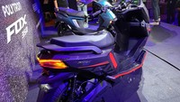 Fox 350 menggabungkan desain ergonomis dengan Comfy Deck serta serangkaian fitur seperti Regenerative Braking, Hill Start Assist, Efficient Cruise Control, Smart Start, Passive Keyless Technology, dan konektivitas untuk membuka dan mengunci motor melalui aplikasi Polytron EV. Foto: Luthfi Anshori/detikOto