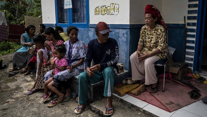 Sejumlah warga berada di posko pengungsi bencana tanah longsor di Kantor Kecamatan Pandanarum, Kabupaten Banjarnegara, Jawa Tengah, Selasa (18/11/2025). Badan Nasional Penanggulangan Bencana (BNPB) telah menyiapkan tiga posko pengungsian yang menampung sekitar 917 warga terdampak bencana tanah longsor tersebut. ANTARA FOTO/Aprillio Akbar/foc.