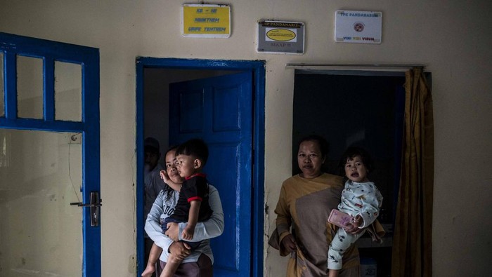 Sejumlah warga berada di posko pengungsi bencana tanah longsor di Kantor Kecamatan Pandanarum, Kabupaten Banjarnegara, Jawa Tengah, Selasa (18/11/2025). Badan Nasional Penanggulangan Bencana (BNPB) telah menyiapkan tiga posko pengungsian yang menampung sekitar 917 warga terdampak bencana tanah longsor tersebut. ANTARA FOTO/Aprillio Akbar/foc.