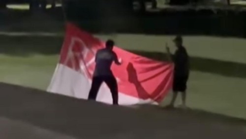 Potongan vidio viral dua pria yang melakukan pencoretan bendera Merag Putih yang diduga dilakukan di depan Kantor Bupati Jembrana, Bali.