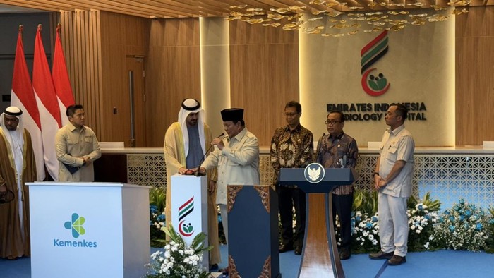Presiden Prabowo Subianto meresmikan Rumah Sakit Kardiologi Emirates-Indonesia (KEI) di Solo, Jawa Tengah, Rabu (18/11/2025). Rumah sakit ini dibangun dengan dana hibah dari pemerintah Uni Emirate Arab (UEA) ke Indonesia senilai Rp 417,3 miliar atau setara dengan USD 25 juta.