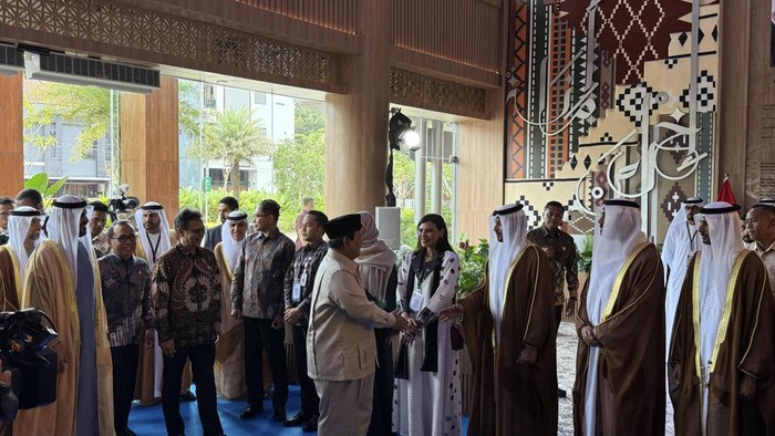 Presiden Prabowo Subianto meninjau Rumah Sakit Kardiologi Emirates-Indonesia (KEI) di Solo, Jawa Tengah,  Rabu (18/11/2025).