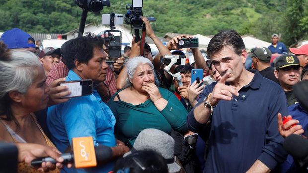 Presiden Bolivia Rodrigo Paz berbicara kepada penduduk saat berkunjung ke daerah yang rusak akibat tanah longsor setelah enam jam hujan deras yang menghancurkan rumah-rumah dan menyebabkan orang hilang, di Achira, Santa Cruz, Bolivia, 18 November 2025. Presiden Bolivia Rodrigo Paz berbicara kepada penduduk saat berkunjung ke daerah yang rusak akibat tanah longsor setelah enam jam hujan deras yang menghancurkan rumah-rumah dan menyebabkan orang hilang, di Achira, Santa Cruz, Bolivia, 18 November 2025. (REUTERS/Ipa Ibanez)