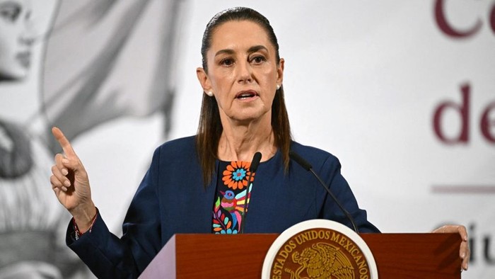 Mexicos President Claudia Sheinbaum speaks during her daily press conference at Palacio Nacional in Mexico City on November 17, 2025. Mexican President Claudia Sheinbaum said on Monday that behind Saturdays march against her government, in which more than 100 people were injured, were opposition politicians, violent groups and a campaign from abroad. (Photo by Yuri CORTEZ / AFP)