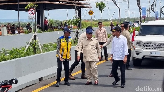 Presiden RI, Prabowo Subianto saat berjalan bersama Gubernur Daerah Istimewa Yogyakarta (DIY), Sri Sultan Hamengku Buwono (HB) X saat di Jembatan Kabanaran, Poncosari, Srandakan, Bantul, Rabu (19/11/2025).