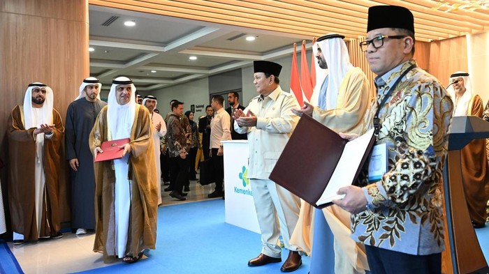 Presiden Prabowo Subianto menyaksikan pertukaran pernyataan kehendak atau kesepakatan awal (Letter of Intent/LoI) antara Yayasan Khalifa bin Zayed Al Nahyan, Uni Emirat Arab (PEA) dan Kementerian Agama RI. (Foto: Cahyo - Biro Pers Sekretariat Presiden)