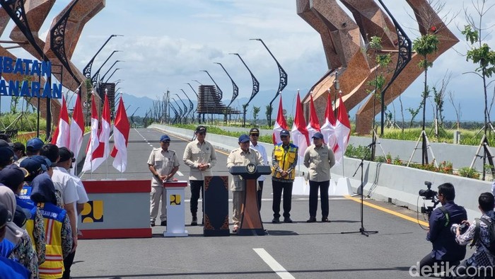 Presiden Prabowo Subianto saat meresmikan Jembatan Kabanaran di Poncosari, Srandakan, Bantul, Rabu (19/11/2025).