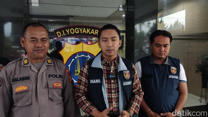 Ps Kanit Pidum Satreskrim Polresta Sleman, Ipda Hanif Aqiel (tengah), saat memberikan keterangan kepada wartawan, Rabu (19/11/2025).