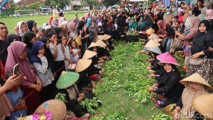 Puluhan emak-emak di kelurahan Penataban adu cepat berlomba mengikat kangkung.