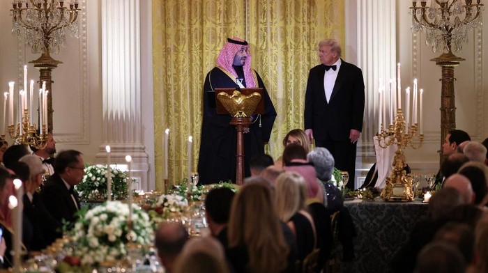 WASHINGTON, DC - NOVEMBER 18: Crown Prince and Prime Minister Mohammed bin Salman of Saudi Arabia (L) delivers remarks as U.S. President Donald Trump (R) looks on during a dinner in the East Room at the White House on November 18, 2025 in Washington, DC. Trump is hosting the crown prince for meetings aimed at strengthening economic and defense ties, including the U.S. sale of F-35 fighter jets to Saudi Arabia.   Win McNamee/Getty Images/AFP (Photo by WIN MCNAMEE / GETTY IMAGES NORTH AMERICA / Getty Images via AFP)