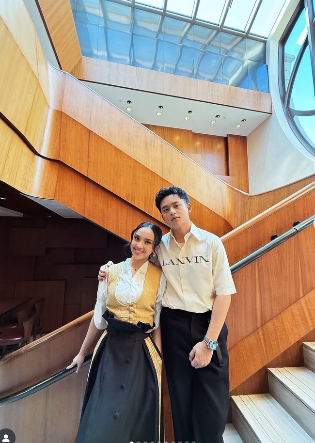 Randy Martin baru saja berulang tahun yang ke-27. Kali ini ulang tahun sekaligus anniversary pertamanya dengan Lyodra dirayakan di China. Foto: Instagram/@randymartinnn