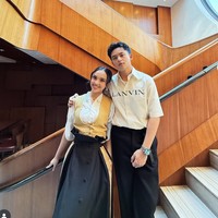 Randy Martin baru saja berulang tahun yang ke-27. Kali ini ulang tahun sekaligus anniversary pertamanya dengan Lyodra dirayakan di China. Foto: Instagram/@randymartinnn