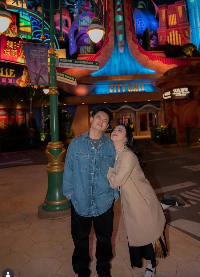 Di akun Instagram pribadinya, Lyodra juga membagikan momen kebersamaanya bersama sang kekasih saat di China. Unggahan tersebut dilengkapi ucapan selamat ulang tahun yang tak kalah romantis. Selamat ulang tahun, sayang. Hari ini terasa jauh lebih spesial bukan hanya karena ini harimu, tapi karena entah bagaimana hidup membiarkanku merayakannya tepat di sampingmu. Kamu baik, perhatian, dan lembut di semua sisi yang dunia tidak. Semoga hari ini membawa semua kehangatan, kedamaian, dan kebahagiaan yang selama ini kamu berikan padaku dan pada semua orang di sekitarmu. Terima kasih sudah menjadi dirimu… tulis Lyodra. Foto: Instagram/@lyodraofficial