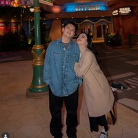 Di akun Instagram pribadinya, Lyodra juga membagikan momen kebersamaanya bersama sang kekasih saat di China. Unggahan tersebut dilengkapi ucapan selamat ulang tahun yang tak kalah romantis. Selamat ulang tahun, sayang. Hari ini terasa jauh lebih spesial bukan hanya karena ini harimu, tapi karena entah bagaimana hidup membiarkanku merayakannya tepat di sampingmu. Kamu baik, perhatian, dan lembut di semua sisi yang dunia tidak. Semoga hari ini membawa semua kehangatan, kedamaian, dan kebahagiaan yang selama ini kamu berikan padaku dan pada semua orang di sekitarmu. Terima kasih sudah menjadi dirimu… tulis Lyodra. Foto: Instagram/@lyodraofficial