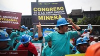 Sejumlah penambang membawa spanduk berisi tuntutan perpanjangan izin lima tahun. Massa mendesak Kongres Peru segera menyepakati aturan baru untuk sektor tambang rakyat. REUTERS/Sebastian Castaneda