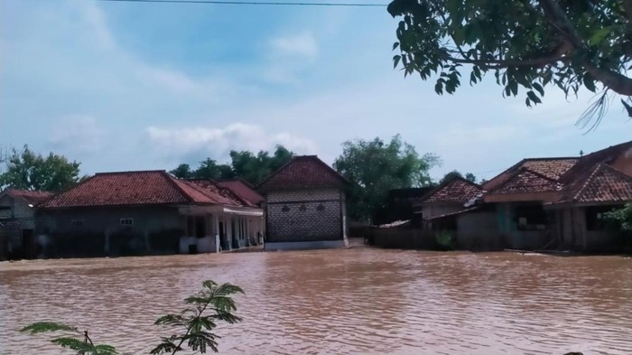 Ratusan rumah di Sampang terendam banjir dampak luapan Sungai Nyiburan.