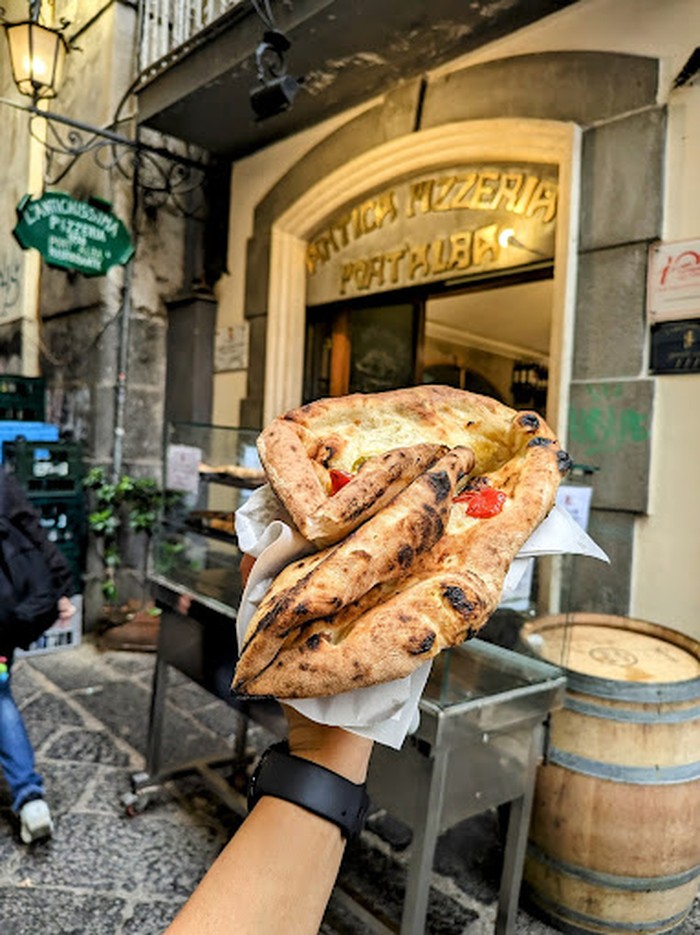 Restoran pizza pertama di dunia
