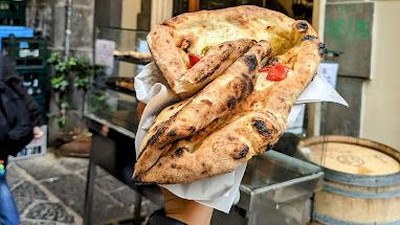 Usianya 195 Tahun, Begini Suasana Restoran Pizza Pertama di Dunia!