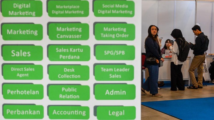 Pencari kerja mencari informasi di salah satu stan perusahaan pada pameran bursa kerja di Kiara Artha Park, Bandung, Jawa Barat, Rabu (19/11/2025). Pemerintah Kota Bandung melalui Disnakertrans Kota Bandung menggelar pameran bursa kerja yang menghadirkan 3.551 lowongan kerja dalam negeri, 6.702 lowongan kerja luar negeri dari 42 perusahaan yang ditujukan untuk pemenuhan lapangan kerja profesional di Kota Bandung. ANTARA FOTO/Raisan Al Farisi