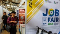 Pencari kerja mencari informasi di salah satu stan perusahaan pada pameran bursa kerja di Kiara Artha Park, Bandung, Jawa Barat, Rabu (19/11/2025). Dengan ramainya pengunjung dan tingginya minat masyarakat, job fair ini kembali membuktikan bahwa kebutuhan akan peluang kerja masih sangat besar. ANTARA FOTO/Raisan Al Farisi