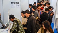 Tahun ini, job fair tersebut menghadirkan total 10.253 lowongan pekerjaan, terdiri atas 3.551 lowongan dalam negeri dan 6.702 lowongan luar negeri. Sebanyak 42 perusahaan berpartisipasi, mulai dari sektor manufaktur, teknologi, perhotelan, jasa kesehatan, hingga perusahaan penempatan tenaga kerja luar negeri yang menawarkan peluang kerja ke berbagai negara. ANTARA FOTO/Raisan Al Farisi
