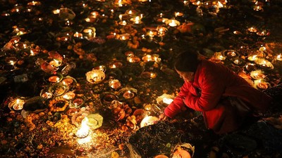 Ritual Lampu Minyak Terangi Malam Bala Chaturdashi di Kathmandu