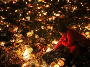 Ritual Lampu Minyak Terangi Malam Bala Chaturdashi di Kathmandu