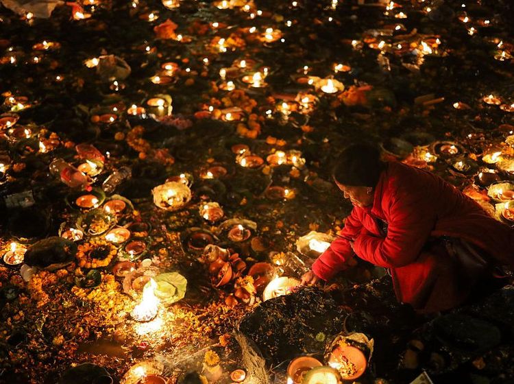 Ritual Lampu Minyak Terangi Malam Bala Chaturdashi di Kathmandu