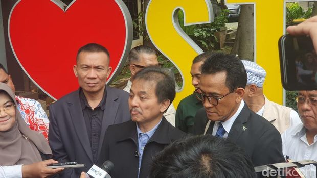 Roy Surco Cs di Gedung STIK-PTIK Mabes Polri, Jakarta. (Rumondang/detikcom) Roy Surco Cs di Gedung STIK-PTIK Mabes Polri, Jakarta. (Rumondang/detikcom)