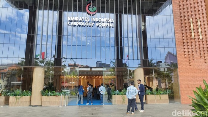 Suasana depan Rumah Sakit Kardiologi Emirates-Indonesia saat peresmian yang dilakukan Presiden Prabowo Subianto, Rabu (19/11/2025).