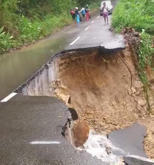 Ruas jalan provinsi Labuan Bajo-Terang di Manggarai Barat, NTT mengalami longsor, Rabu (19/11/2025). (Dok Milano Jaban)