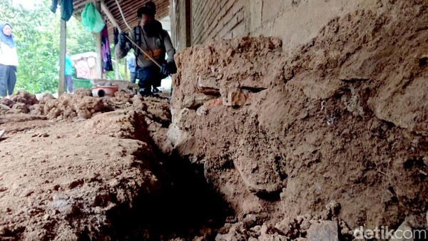 Potret Rumah Bari Terdampak Tanah Gerak di Trenggalek