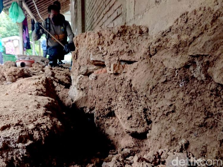 Potret Rumah Bari Terdampak Tanah Gerak di Trenggalek