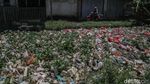 Sampah dan Eceng Gondok Lumpuhkan Irigasi di Babelan Bekasi
