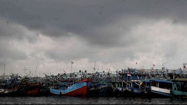 Sejumlah kapal nelayan yang menepi akibat cuaca buruk di Muara Baru, Jakarta. (Detikcom)