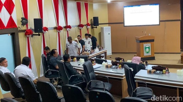 Sekda Parepare Amarun Agung Hamka dan TAPD walk out dari rapat paripurna DPRD Parepare, Sulawesi Selatan (Sulsel).