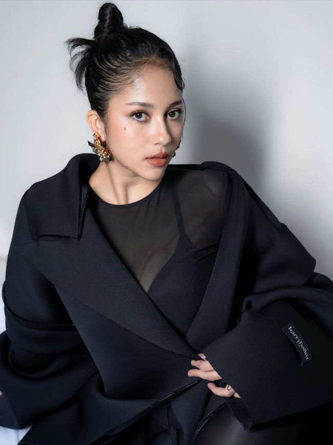 Aktris Sitha Marino berhasil menurunkan berat badannya yang sudah berlebih. Selama satu tahun sejak Oktober 2024, kekasih Bastian Steel ini menjalani program diet sehat, dimulai dengan makan hanya satu kali sehari dan latihan angkat beban. Setelah bobotnya turun, Sitha kini makan dua kali sehari dengan tetap membatasi asupan kalori. Foto: dok Instagram sithamarino