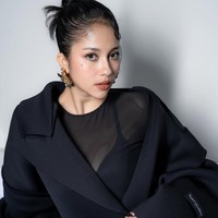 Aktris Sitha Marino berhasil menurunkan berat badannya yang sudah berlebih. Selama satu tahun sejak Oktober 2024, kekasih Bastian Steel ini menjalani program diet sehat, dimulai dengan makan hanya satu kali sehari dan latihan angkat beban. Setelah bobotnya turun, Sitha kini makan dua kali sehari dengan tetap membatasi asupan kalori. Foto: dok Instagram sithamarino