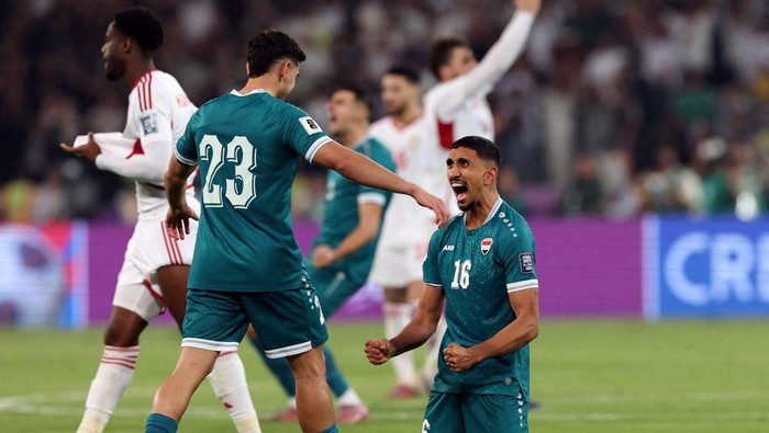 Soccer Football - FIFA World Cup - AFC Qualifiers - Play Off - Second Leg - Iraq v United Arab Emirates - Basra International Stadium, Basra, Iraq - November 18, 2025 Iraqs Amir Al-Ammari and Merchas Doski celebrate after the match REUTERS/Thaier Al-Sudani     TPX IMAGES OF THE DAY