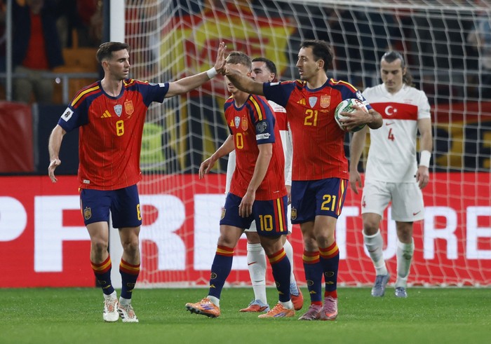Soccer Football - FIFA World Cup - UEFA Qualifiers - Group E - Spain v Turkey - Estadio La Cartuja de Sevilla, Seville, Spain - November 18, 2025 Spains Mikel Oyarzabal celebrates scoring their second goal with Fabian Ruiz REUTERS/Marcelo Del Pozo