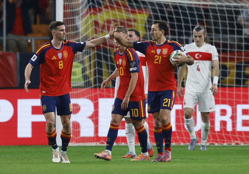 Spanyol Soccer Football - FIFA World Cup - UEFA Qualifiers - Group E - Spain v Turkey - Estadio La Cartuja de Sevilla, Seville, Spain - November 18, 2025 Spain's Mikel Oyarzabal celebrates scoring their second goal with Fabian Ruiz REUTERS/Marcelo Del Pozo