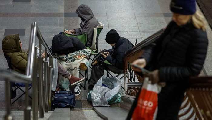 People take shelter inside a metro station during a Russian missile and drone strike, amid Russia's attack on Ukraine, in Kyiv, Ukraine November 19, 2025. REUTERS/Alina Smutko