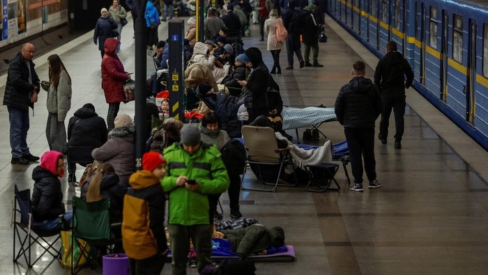 People take shelter inside a metro station during a Russian missile and drone strike, amid Russia's attack on Ukraine, in Kyiv, Ukraine November 19, 2025. REUTERS/Alina Smutko